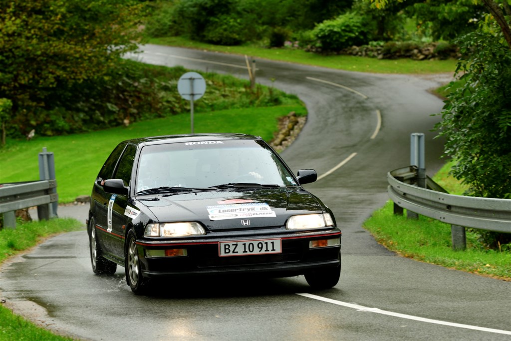 Niels Erik Jørgensen fra Assens trådte ind som stand-in for Bent Mikkelsen fra Vejle og kørte codriver Arne Pagh fra Middelfart ind på tredjepladsen i Oresund Rally i en Honda Civic VTEC fra 1990. Her passerer de i regnvejr bebyggelsen Hule Mølle vest for Osted.